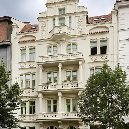 Mama's In Letna Apartment *